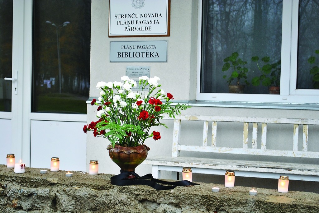 Pie Plāņu pagasta pārvaldes ēkas iedzīvotāji aizdedza svecītes un mirušo piemiņu godināja ar ziediem.                                                    

Autors:  SARMĪTE OZOLA