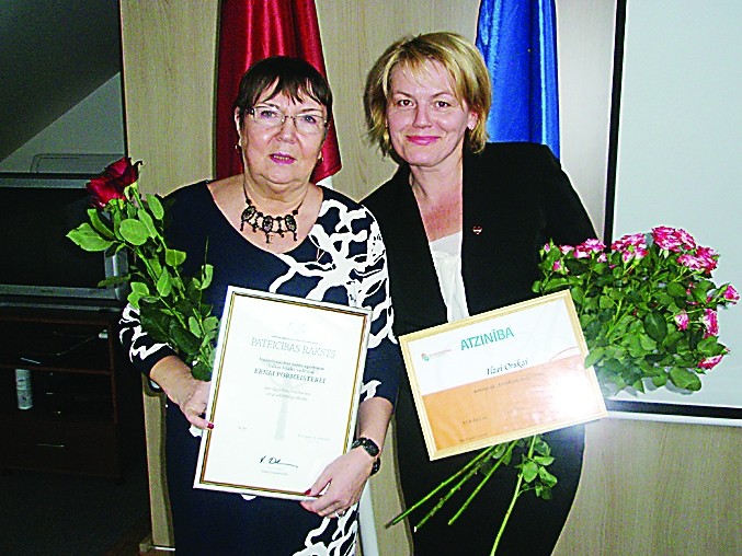 Nodarbinātības valsts aģentūras Valkas filiāles vadītāja Erna Pormeistere (no kreisās) un aģente Ilze Orska uzskata, ka labus rezultātus var gūt saliedēts kolektīvs.                                  
Autors: NO NODARBINĀTĪBAS VALSTS AĢENTŪRAS ARHĪVA