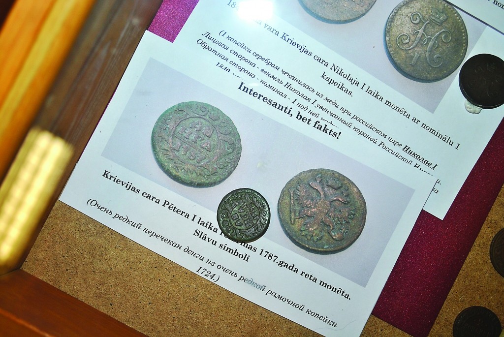 Strenču psihoneiroloģiskās slimnīcas muzeja vadītāja Baiba Leite aicina ikvienu interesentu apskatīt muzeja krājumus, tai skaitā Gaujas plostnieka mēteli, strencēnieša Alvila Dūdiņa atrastās senās monētas un citus eksponātus.                                                                                                                                                                    
Autors:  SANDRA PĒTERSONE