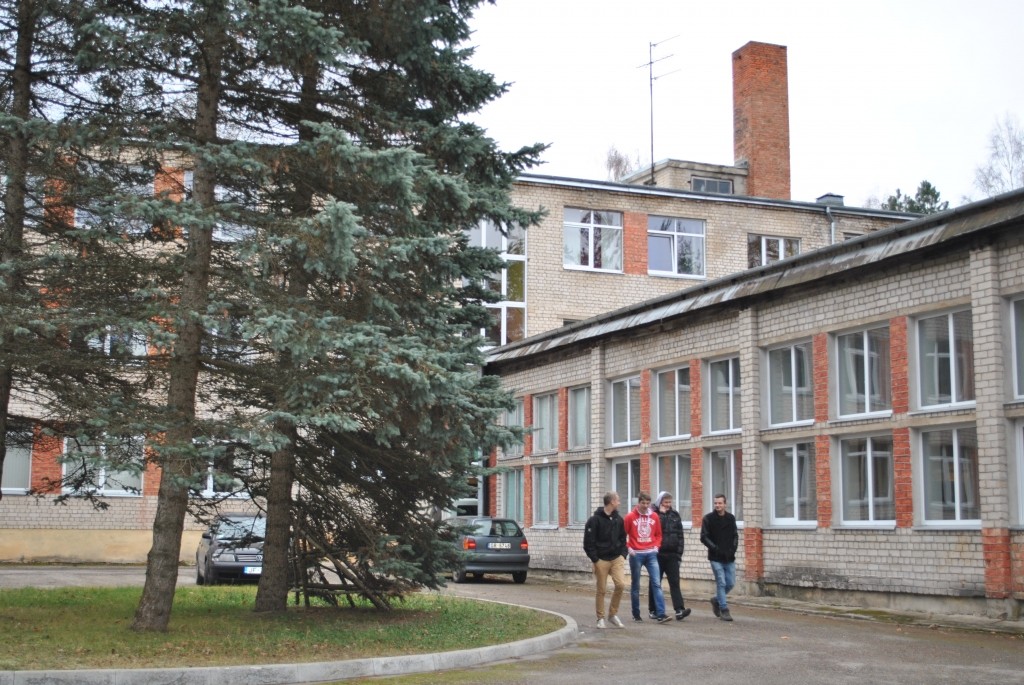  Būvdarbu laikā paredzēts arī demontēt Smiltenes tehnikuma mācību korpusa veco piebūvi (attēlā) un vietā uzcelt jaunu, kurā atradīsies zāle ar 300 vietām, divas lielas mācību virtuves, mācību restorāns, trīs auditorijas un skolas administrācija.
Autors: SANDRA PĒTRESONE