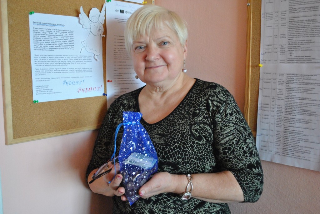 . “Šad un tad piedalāmies dažādās akcijās. Ieraudzījām Smiltenes novada domes mājas lapā paziņojumu par Eņģeļu ekspresi. Skolā runājām par šo tēmu ar bērniem, un viņi ar saviem vecākiem izrādīja atsaucību. Naudiņu ziedoja tie, kuri zināja, ka 23. novembrī uz Smilteni netiks, taču vēlējās palīdzēt,” stāsta Blomes pamatskolas direktore Mudrīte Vestfāle.
Autors: SANTA SINKA