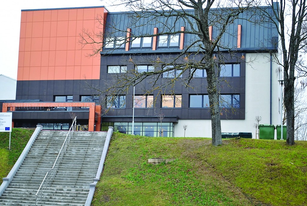 Smiltenes pilsētas kultūras centrs ir pirmais sabiedriski nozīmīgais objekts Smiltenes novadā, kura drošību sākusi pārbaudīt pašvaldības izveidota komisija. Tā centīsies noskaidrot arī to, kāpēc iestādē vairākkārt ieslēgusies automātiskā ugunsdzēsības signalizācija.                         
Autors: SANDRA PĒTERSONE