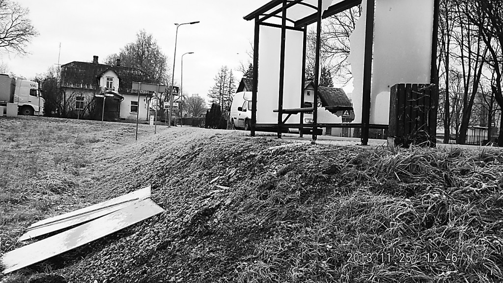 No postītāju ļaunprātīgās rīcības cietusi arī sabiedriskā autobusu pietura Vienības gatvē.                                                                     

Autors:  GUNDEGA VEINBERGA