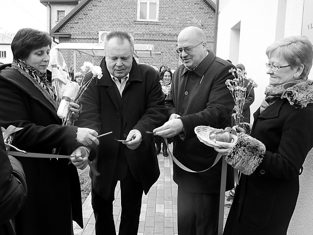 Nama atklāšanas lenti pārgriež pārvaldniece Mārīte Kalniņa (no kreisās),  SIA “Valkas būvnieks” būvdarbu vadītājs Pēteris Gudrinieks un novada domes priekšsēdētājs Vents Armands Krauklis.                           
Autors:   ALDIS DUBĻĀNS