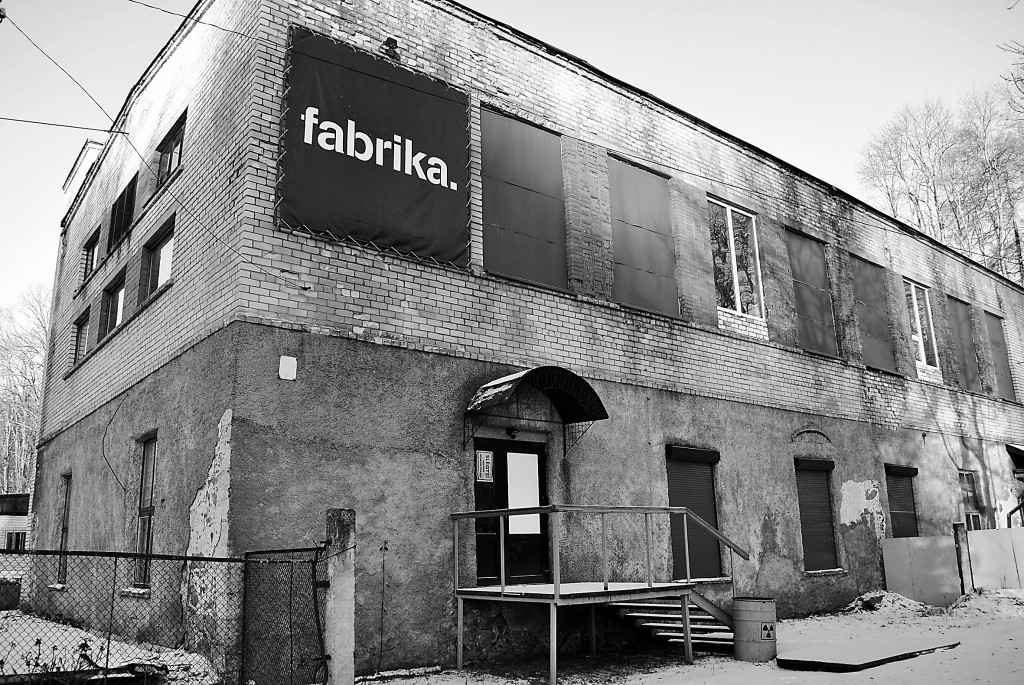 Smiltenē padomju laika ceha telpās esošais naktsklubs “Fabrika” apmeklētājiem ir slēgts. Plāksne uz durvīm informē, ka notiek remontdarbi.                                                                                                                              
Autors:  SANTA SINKA