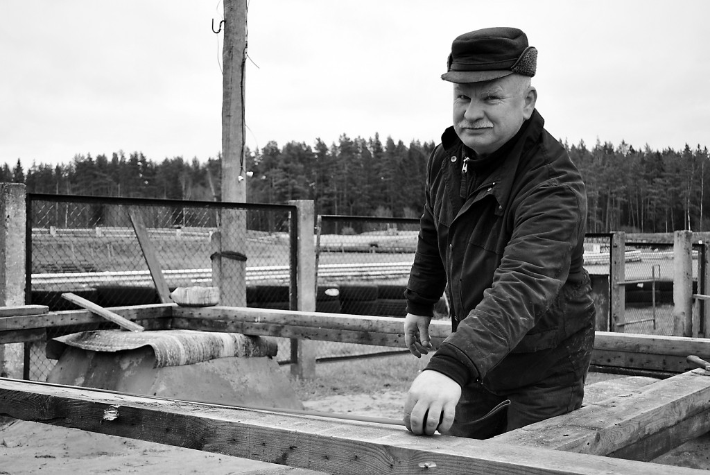 Tehniskā sporta kluba “Smiltene” valdes priekšsēdētājs Vairis Tralla līdzās autokrosa trasei gatavo pamatni, lai pēc tam uzstādu jauno moduļu māju – sacensību sekretariātu.                                                                                
Autors:  SANTA SINKA