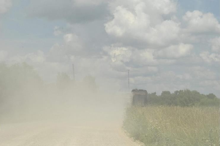 Vēsture: Iedzīvotāju ikdiena - pastāvīgs putekļu mākonis, vibrācijas vairāku kilometru rādiusā un akas bez ūdens. Viena smagā mašīna, kas dodas no dolomītu atradnēm “Dzeņi” uz Grundzāles centru, rada pamatīgu putekļu mākoni. Tikpat kā neiespējami pārējiem ceļu satiksmes dalībniekiem pamanīt, ka pa vienu ceļa pusi dodas divas meitenes, bet gar otru – velosipēdists. Citiem grūti pat apjaust, cik nelaimīgi jūtas tie, kuri dzīvo šajā ceļa posmā. Reizēm te smagās automašīnas brauc pat simts reizes dienā.
Autors: ziemellatvija.lv