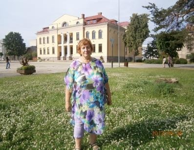 Mārīte Magone. Valka.
Muzikālo izglītību ieguvusi tagadējā Liepājas Pedagoģijas akadēmijā, kur saņēmusi pamatskolas dziedāšanas skolotājas diplomu. Dziedājusi dažādos vokālos ansambļos, un pēdējos 22 gadus darbojas Valkas kultūras nama dziesmu draugu kopā Nāburgi. Mārīte spēlē klavieres un tādu neparastu mūzikas instrumentu kā cītara. 12 gadus strādājusi par Valkas rajona kultūras nodaļas vadītāju, kur varējusi novērtēt dažādus mūziķus. Viņai vislabāk patīk Agris Gedrovičs, Māris Sloka, Māris Blāze un Viktors Tiļčiks. Mārīte ir kantrī mūzikas cienītāja un cenšas katru gadu tiks uz festivālu Bauskā.