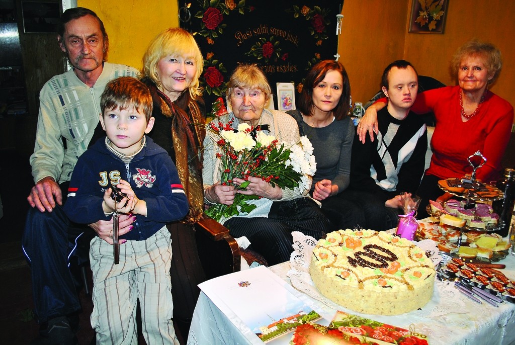 Šo pirmdien 100. dzimšanas dienu svinēja smilteniete Alīda Palsiņa. Attēlā –  kopā ar savējiem: dēlu Viktoru Puškarevu (no kreisās), mazmazdēlu Miku, meitu Svetlanu Kundziņu, mazmeitu Ilonu, mazdēlu Edgaru un meitu Lauru Bogdanovu.                                                                               

Autors:  SANDRA PĒTERSONE