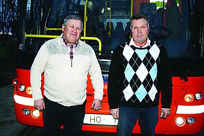 Valkas pagasta skolēnu autobusu vadītāji Viktors Zaičenko (no kreisās) un Mihails Demidočkins piekrīt, ka pēc viņu piestāšanas maršruta pieturās skolēni var pārbaudīt pulksteni.                                                    
Autors:  AIVARS ZILBERS