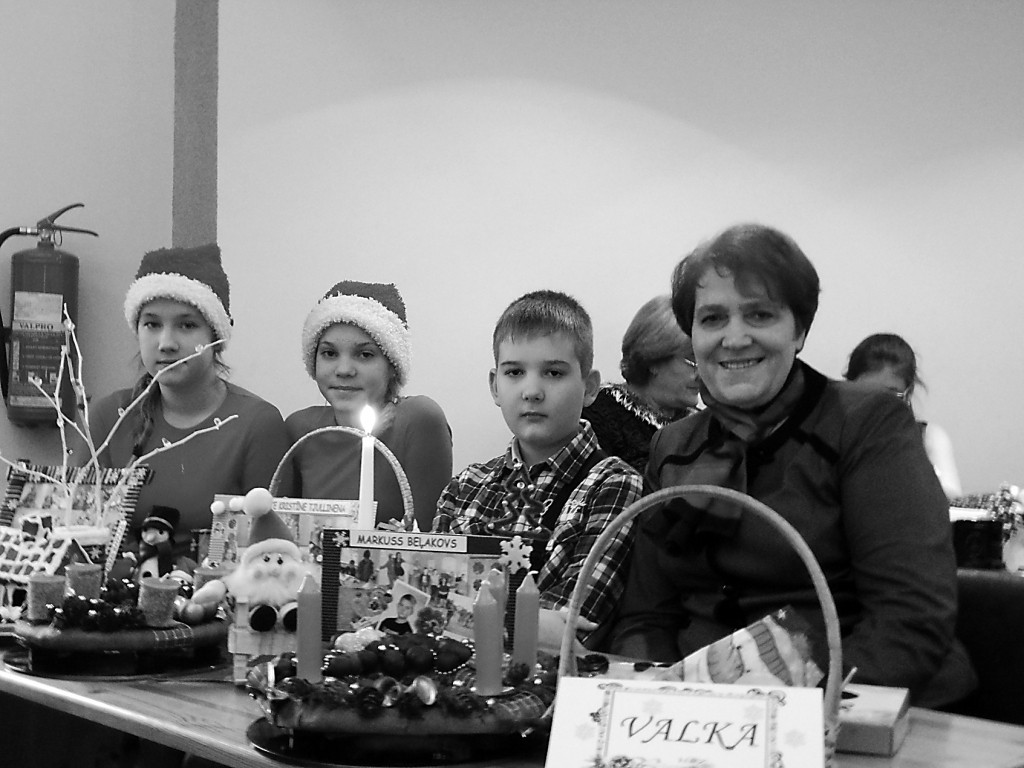 Konkursā “Zemes meita” un “Zemes dēls” 11.Valkas mazpulku pārstāvēja Elizabete Kristīne Tjullinena (no kreisās), Alise Dorša un Markuss Beļakovs. Viņu vadītāja ir Silvija Dorša.                                                                                                                                                                                                               
