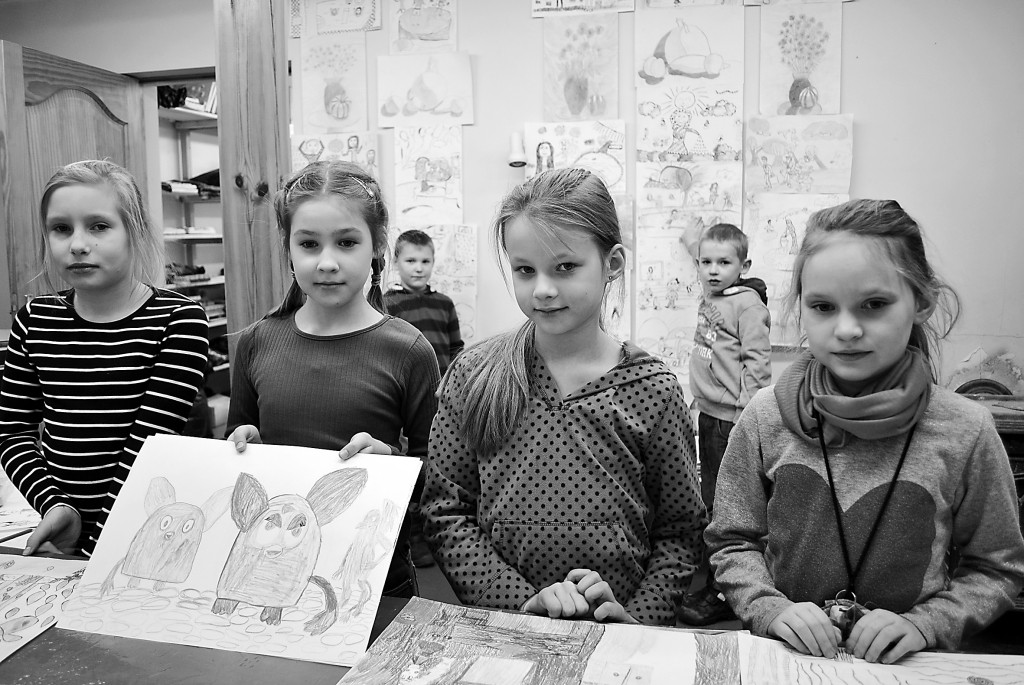 Tik nopietni Smiltenes mākslas skolas audzēkņi ir tikai uz fotografēšanos, pārējā laikā te valda bērnu čalas un atklājas viņu radošais gars. To tagad ikviens var ieraudzīt, atnākot un apskatot izstādi.                     
Autors:   SANTA SINKA