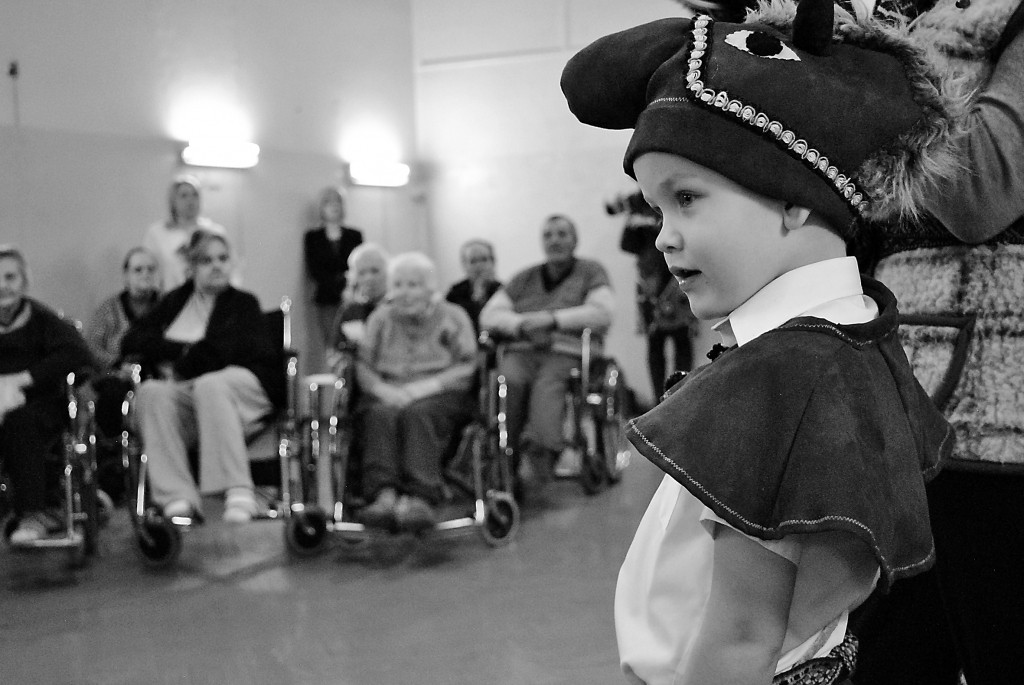 Ziemassvētki ir dāvināšanas laiks, un pavisam droši var teikt, ka dots devējam atdodas. Prieku sev un pansionāta iemītniekiem sagādā draugi no bērnudārza “Pīlādzītis”.                                                                  
Autors:  SANTA SINKA