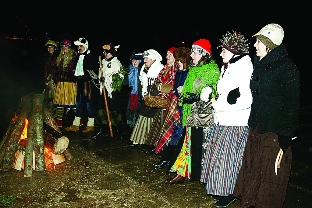 Folkloristi ugunī sadedzina aizvadītā gada nedienas.        
Autors:  ALDIS DUBĻĀNS