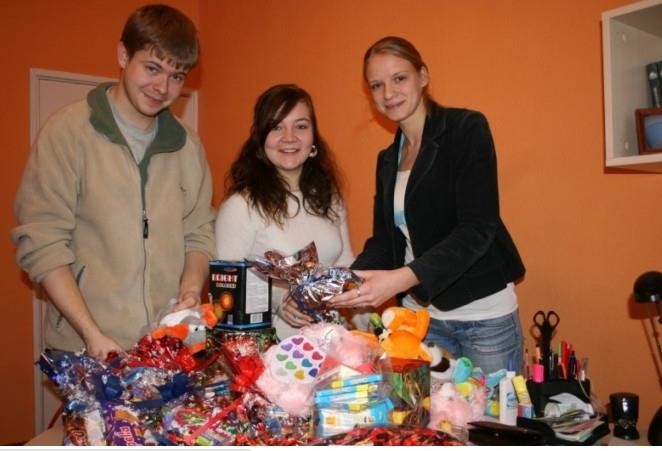 2008. gads: Valkas domes Izglītības nodaļas speciāliste darbā ar jaunatni Romina Meļņika (no labās) kopā ar Diānu Giļi un Robertu Fedosejevu ir pārliecināti, ka sarūpētās dāvanas iepriecinās daudzus bērnus.
Autors: no arhīva