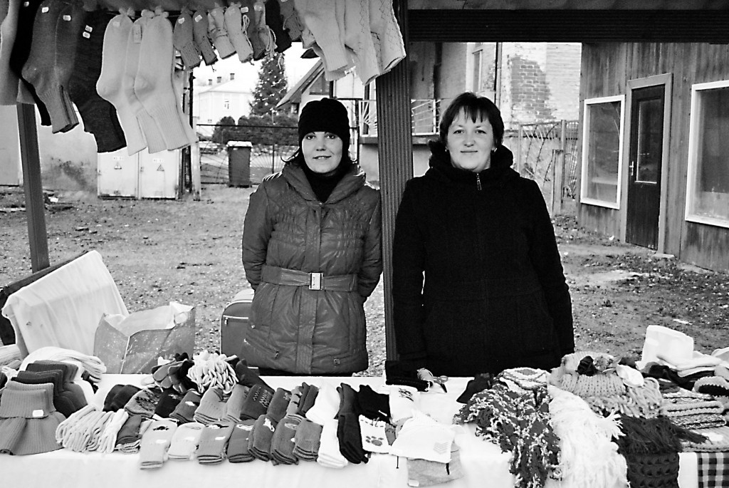 Pirmajā Andelē savus rokdarbus, tai skaitā pašas darinātu bižutēriju, tirgoja blomēniete  Kristīne Metuzāle (no labās), bet smilteniete Jolanta Lukstiņa pārdeva mammas Ilzes Lukstiņas adījumus un ar pašas rokām  izšūtus cimdus.                                                                                                                                                             
Autors:  SANDRA PĒTERSONE