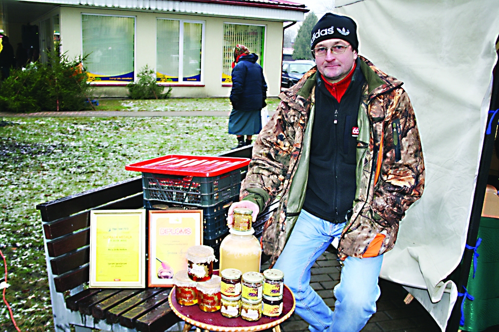 Valcēnieši var būt lepni, jo tieši viņiem Ziemassvētku tirdziņā biškopis Igors Ignatjevs piedāvāja Latvijā garšīgāko medu.                                                                                                                                                                                    

Autors:  AIVARS ZILBERS