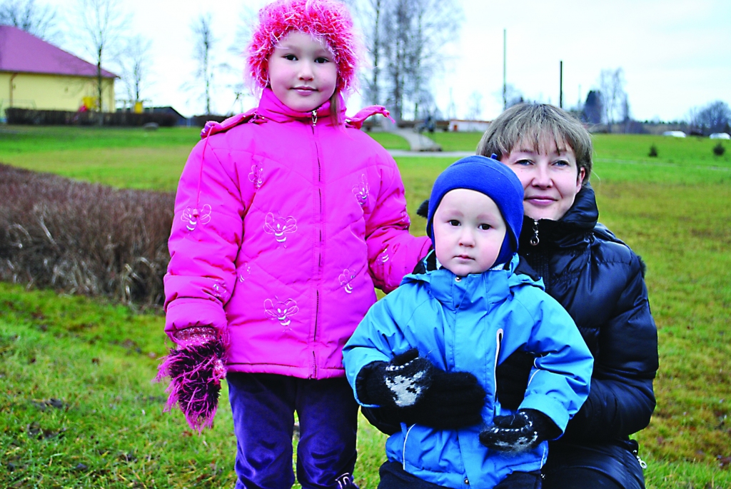 “Galvenais, lieliem neaizbraukt uz ārzemēm! Sāp sirds par tiem, kuri ir projām,” teic  Aiva Ciemiņa un cer, ka viņas bērni Keita un Daniels, kad pieaugs, paliks Latvijā. Atgriezties dzimtajā pusē savējos aicina arī Palsmanes simbols -  stārķi.                                                                                   

Autors:  SANDRA PĒTERSONE
