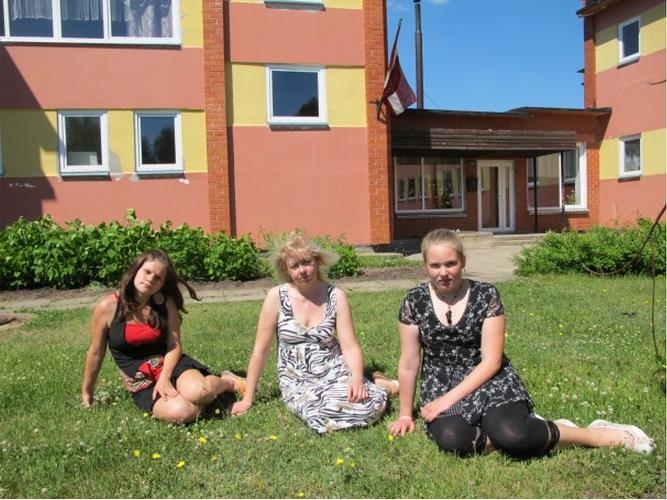 Vēsture - 2011. gads: Plāņu pamatskolas 9. klases absolventes Sanita Māliņa (no kreisās), Rūta Upīte un klases audzinātāja Diāna Dankmāra dejos ne tikai sava izlaiduma, bet arī skolas pēdējā izlaiduma valsi

 Plāņu pamatskolas absolventiem un skolas saimei būs divējādas sajūtas - prieks par trīs 9. klases beidzēju pirmo dzīves uzvaru - pamatskolas beigšanas diploma iegūšanu un skumīgas, jo nākamajā mācību gadā devītās klases vairs nebūs.

Jaunajā mācību gadā Plāņu skolu apmeklēs tikai 1. līdz 6. klases skolēni, pārējiem būs jādodas iegūt zināšanas uz Strenču vidusskolu, jo Plāņu pamatskola ir tās filiāle. Vai šis Strenču novada domes lēmums par kārtējo pašvaldības izglītības iestāžu optimizāciju guvis atsaucību plānēniešos, to devāmies noskaidrot pie pašiem Plāņu pamatskolas pedagogiem un skolēniem.