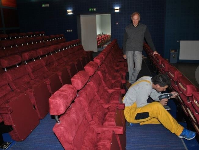 Vēsture: 2013. gada 1. oktobris: Smiltenes kinoteātris jeb kinozāle, kā to dēvē tagad, ir atguvis ērtos, skatītāju iemīļotos krēslus, kas nu ir mainījuši savu krāsu un no tumši ziliem kļuvuši par sarkaniem.
Autors: ziemellatvija.lv