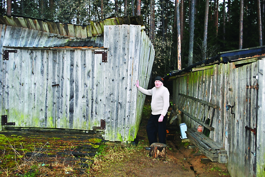 Silvēnietis Guntis Sebris jau kopš decembra  centās panākt, lai tiktu nojaukta blakus viņa šķūnītim esošā garāža, kurai iebrucis jumts un ārsiena sašķiebusies uz viņa šķūnīša pusi.             

Autors:  SANDRA PĒTERSONE