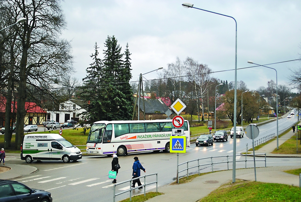 Satiksmes intensitāte Smiltenes tranzītielā (Atmodas ielā) sasniegusi vidēji 7100 transportlīdzekļu diennaktī. Daudzi autovadītāji uzskata, ka šajā krustojumā jāuzstāda luksofors.                                                                                                                                                                                               

Autors:  SANDRA PĒTERSONE