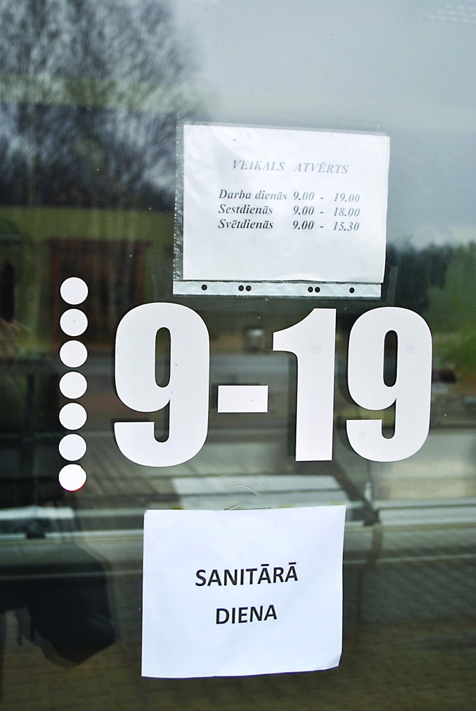 Lapiņa pie veikala ārdurvīm informē, ka jau ilgāku laiku “Zemnieksētā” ir sanitārā diena. 