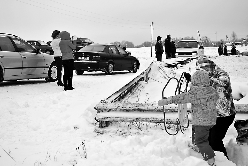 Ziemas prieku baudīšanai nevajag daudz – tikai sniegu. Iepriekšējos gados šajā laikā ziemas sezonas autosporta aktivitātes norisinājās ar pilnu jaudu, bet šogad šādu ainu varam vērot vienīgi fotogrāfijās.                  

Autors:  SANTA SINKA