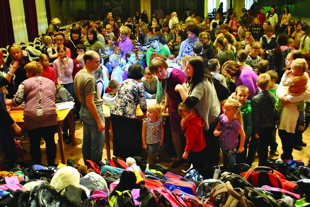 Labdarības organizācija “Emmaus Smiltene” sarīkoja pēdējo gadu masveidīgāko labdarības pasākumu Smiltenes novada bērniem no daudzbērnu un sociālā riska ģimenēm, dāvinot zviedru draugu sarūpētās mugursomas, kas sapildītas ar ikdienā nepieciešamām lietām.                              

Autors:  SANTA SINKA