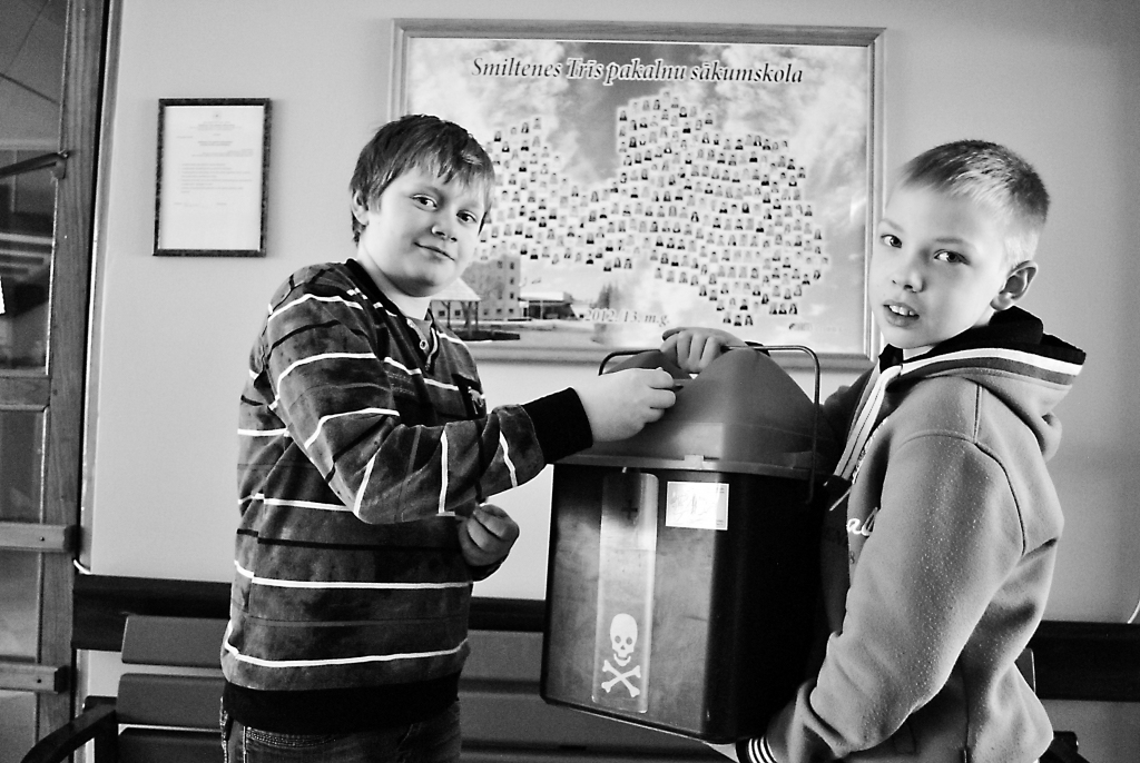 Vieni no visaktīvākajiem izlietoto bateriju vācējiem Smiltenes Trīs pakalnu sākumskolā ir 5.b klases skolnieki Toms Taurenis (pirmais no kreisās) un Jānis Mūrmanis. Puiši uz labiem darbiem aicina ikvienu.        

Autors:  SANTA SINKA