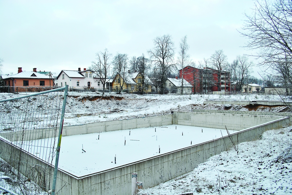 Jau pirms pieciem gadiem Smiltenē šajā vietā vajadzēja atrasties tirdzniecības, sporta un atpūtas kompleksajai būvei. Smilteniešu sapņa par savu peldbaseinu vietā joprojām ir tikai liela bedre.                               
Autors:  SANTA SINKA