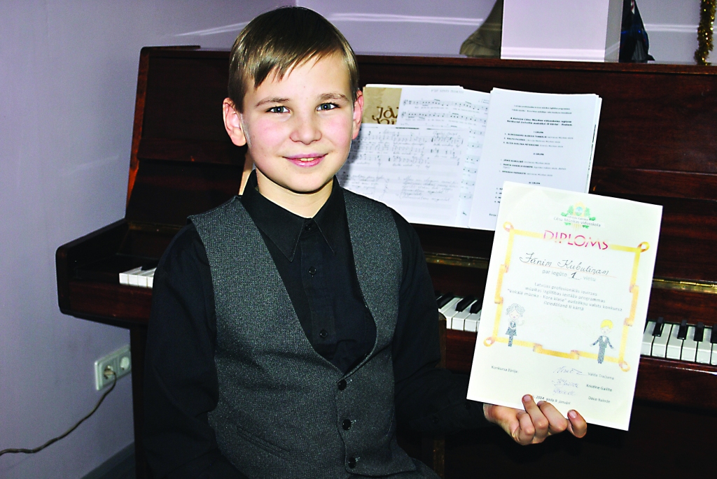 Smiltenes mūzikas skolas audzēknis Jānis Kubuliņš, uzstājoties valsts konkursā dziedāšanā, ar savu balsi un iejušanos dziesmas tēlā, apbūris žūriju, tai skaitā operdziedātāju Kristīni Gailīti, un pārliecinoši uzvarējis. 

Autors:  SANDRA PĒTERSONE