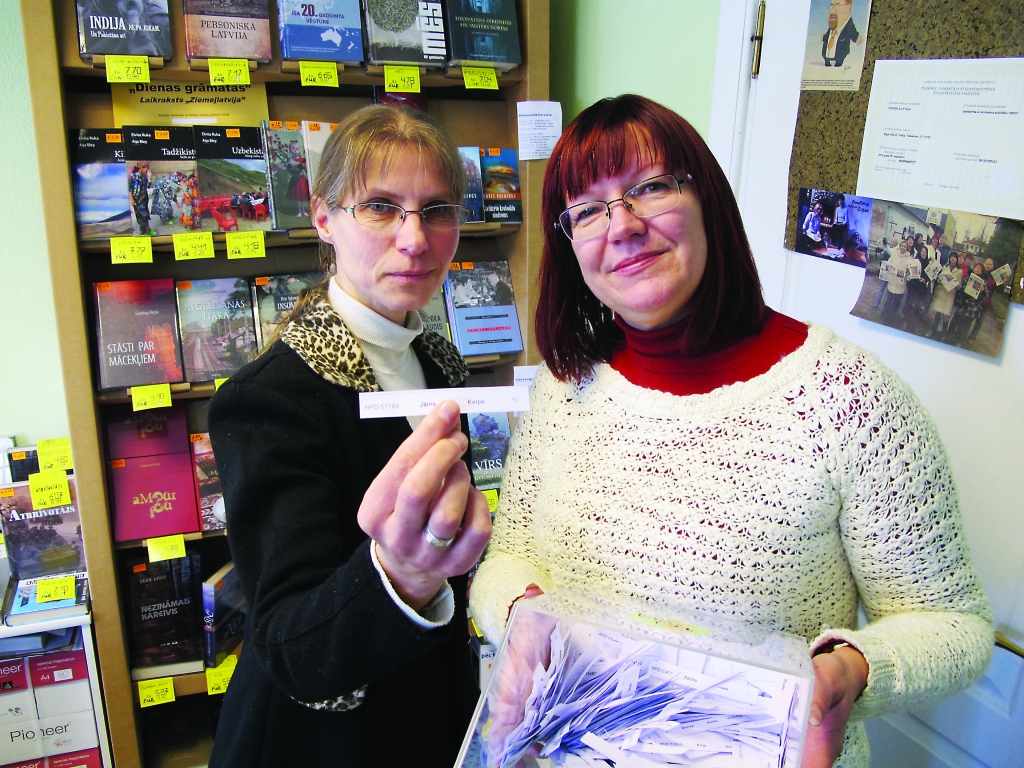 Laikraksta “Ziemeļlatvija” galvenajai redaktorei Ingūnai Johansonei (no labās) turot urnu ar abonentu vārdiem, laimīgo lozi izvelk laikraksta lasītāja, dzejniece Anita Anitīna.                                                                                                                                                                                                              

Autors:  ALDIS DUBĻĀNS