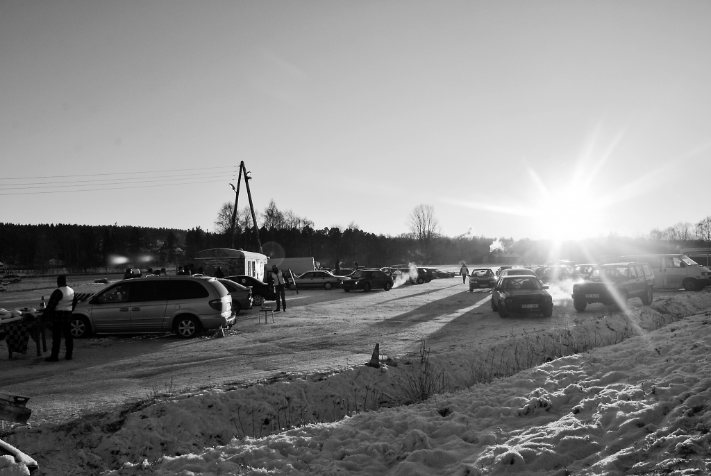 Saulainajā, taču aukstajā janvāra dienā Smiltenē, Tepera trasē, beidzot atklāta ziemas sezona – startēja autosprints “Smiltene 2014”.                                                                                                                                         
Autors:  SANTA SINKA