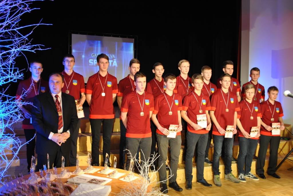  Vēsturisku panākumu aizvadītajā sezonā sasniedza Anda Rozīša trenētie sporta skolas U15 vecuma grupas futbolisti, kas pirmo reizi vēsturē izcīnīja Smiltenei bronzas medaļas Latvijas Jaunatnes čempionātā 11 pret 11 futbolā.
Autors: SANDRA PĒTERSONE