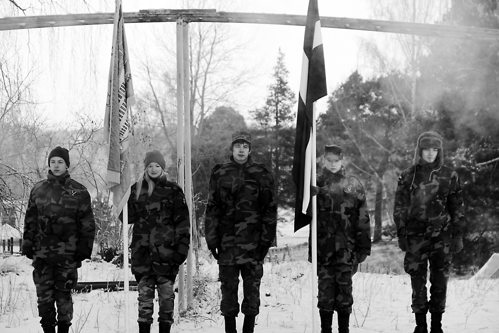 Valkas ģimnāzijas jaunsargi demonstrē sevi un uzņemas pasākuma organizēšanu. Tas sākās ar karoga sardzi.                                               
Autors:   VILMĀRS VESINGI