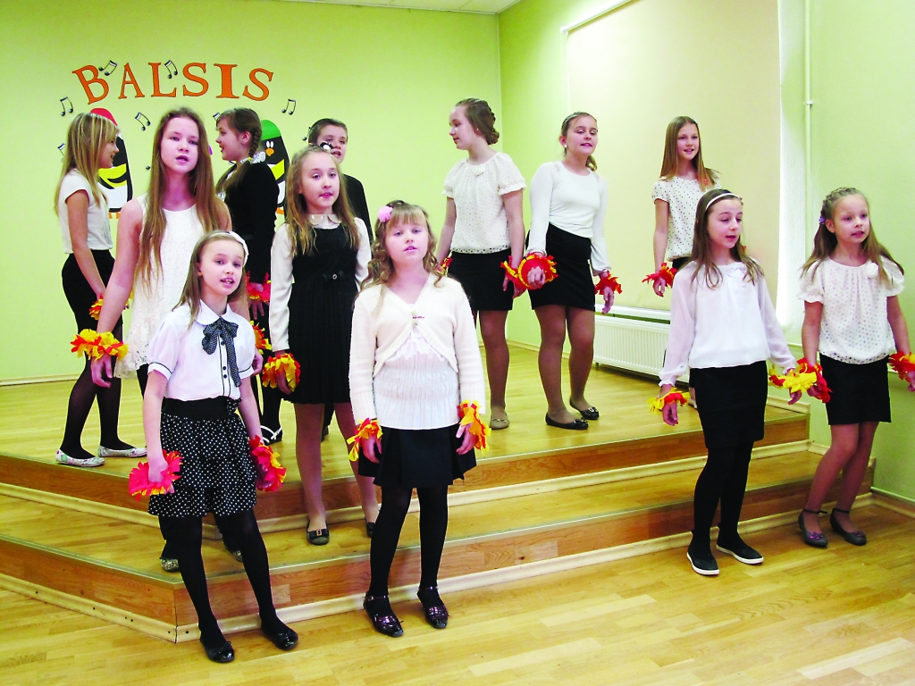 Valkas pamatskolas 3.–4. klašu ansamblim vēl ir laiks pilnveidot savu meistarību, lai cienījami sevi parādīti skatē Limbažos.                                                                                                                                                               
Autors:  ALDIS DUBĻĀNS