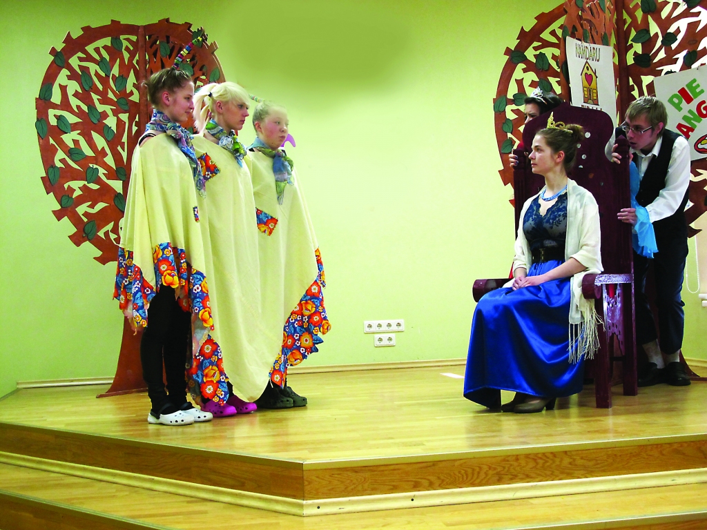 Trīsgalvainais pūķis nespēj izvēlēties vienu galvu, kura prasīs karalienei atdod par sievu princesi. 

Autors:  ALDIS DUBĻĀNS
