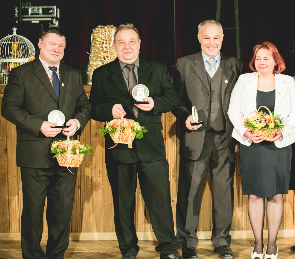 : No kreisās - nominācijas „Kvalitatīvākā piena ražotājs” balvu saņēmēji z/s „Braslas” saimnieks Pēteris Bērziņš, z/s „Tīrumkalni” saimnieks Aigars Dulbergs un z/s „Apsītes” saimnieks Dainis Kreišmanis ar darbinieci Inesi.
Autors: PUBLICITĀTES