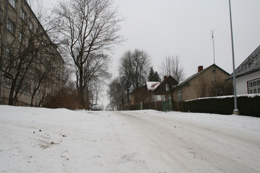 Valkā, Merķeļa ielas rajonā ir gan nenokaisītas, gan arī nokaisītas vietas. Īpaši satrauc tas, ka regulāri pilsētas ielu apsaimniekotāji ignorē Merķeļa ielas kalna kaisīšanu.