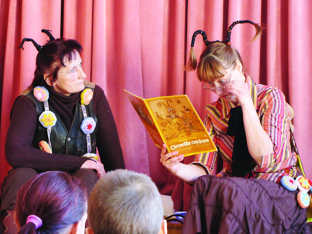 “Perfekts tēlojums!” abus circenīšus - skolotājas Ligitu Balteri (no kreisās) un Lāsmu Brozi -  uzteic viņu audzēkņu vecāki.               
Autors:  SIGNE LIELPĒTERE