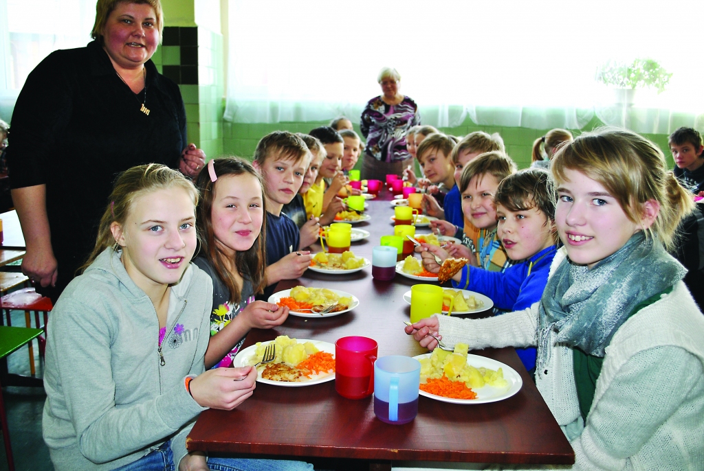 Pie savas pašvaldības uzsauktām skolas pusdienām tikuši visi Smiltenes novada 3. un 4. klases skolēni, arī Blomes pamatskolā. Blomēniešus ēdina IK “Prieks vēderam”. Tā vadītāja Ilze Briede ir pārliecināta, – var atrast zelta vidusceļu starp to, kas bērniem  garšo un kas viņiem ir ieteicams.      

Autors:  SANDRA PĒTERSONE