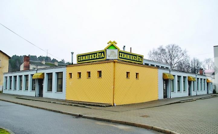 Jau rakstījām, ka ilgāku laiku Smiltenē ir slēgts firmai “SINE” piederošais sabiedriskās ēdināšanas komplekss “Zemnieksēta”. Uzņēmums ir parādā vairākiem kreditoriem.