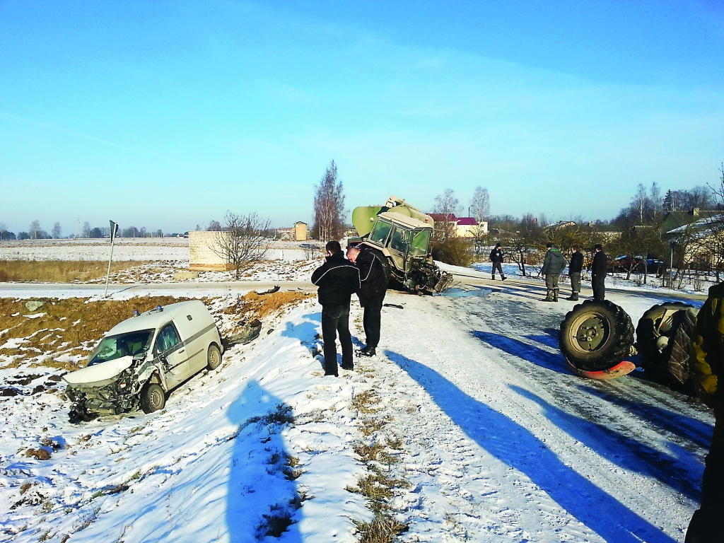 Saduroties ar traktoru “Belarus”, inkasācijas automašīna tam norāva priekšējo tiltu, bet pati no trieciena ielidoja grāvī.                                                                                                                                                                         

Autors: ACULIECINIEKA FOTO