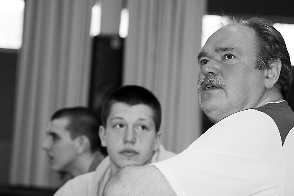 Valcēniešu komandas treneris Kārlis Raudiņš ar savu audzēkņu spēli starptautiskā turnīrā ir apmierināts.                         
Autors:   ALDIS DUBĻĀNS