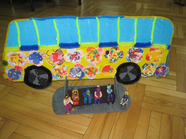  Smiltenes novada Launkalnes sākumskolas pirmsskolas grupas „Mārītes” gatavotais ekoloģiskā autobusa makets un daži tā pasažieri