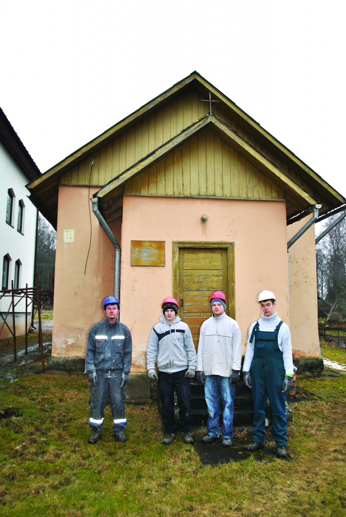Smiltenes Romas katoļu draudzes veco baznīcu pārvešanai uz Skrīveriem šonedēļ sagatavo  uzņēmuma “Saliņas” strādnieki un mācekļi no Ogres tehnikuma. Pavasarī veco ēku viņi izjauks, brusas sanumurēs un no jauna saliks kopā Skrīveros. “Būs smaga jaukšana, jo viss ir pamatīgs naglots,” saka uzņēmuma vadītājs Tālis Sala.  

Autors:  SANDRA PĒTERSONE