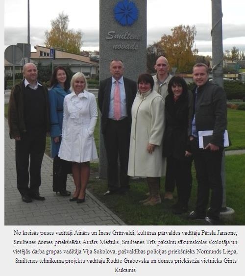 No kreisās puses vadītāji Ainārs un Inese Grīnvaldi, kultūras pārvaldes vadītāja Pārsla Jansone, Smiltenes domes priekšsēdis Ainārs Mežulis, Smiltenes Trīs pakalnu sākumskolas skolotāja un vietējās darba grupas vadītāja Vija Sokolova, pašvaldības policijas priekšnieks Normunds Liepa,  Smiltenes tehnikuma projektu vadītāja  un domes priekšsēža vietnieks Gints Kukainis
Autors: http://www.3x3.lv/