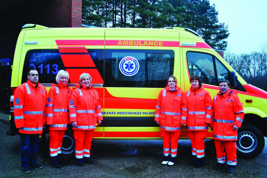 Aizvadītajā nedēļā jaunu operatīvo medicīnisko transportlīdzekli saņēma Neatliekamās medicīniskās palīdzības Smiltenes brigāde. Attēlā: operatīvā medicīniskā transportlīdzekļa (OMT) vadītājs  Mareks Auziņš (no kreisās), ārsta palīdzes Ilona Niedra, Tatjana Andersone, Aiva Rožlapa un Indra Budrēviča, un OMT vadītājs Vladimirs Leitis.  

Autors:  SANDRA  PĒTERSONE