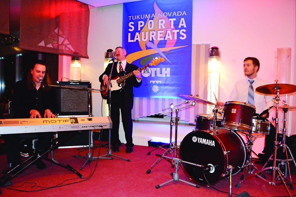  Jaunajā ansamblī “Trīs pakalnu trio” muzicē Juris Rozenbergs (no kreisās), Pēteris Vilks un Daniēls Groza.   

Autors:  NO JURA ROZENBERGA ARHĪVA